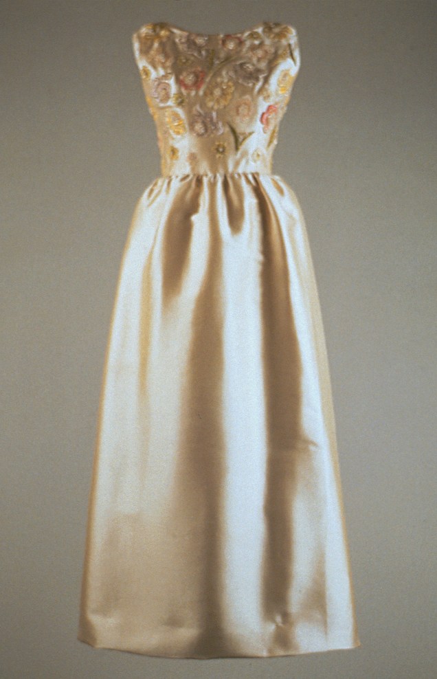 Um vestido de Hubert de Givenchy é exibido na Exposição Metropolitana de Museus de Arte, em Nova York. A peça  foi usada por Jacqueline Kennedy em 1º de junho de 1961 em um jantar no Palácio de Versalhes, na França