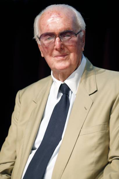 O estilista Hubert de Givenchy discursa para a imprensa antes da abertura de uma exposição de moda em Calais, na França - 15/06/2017