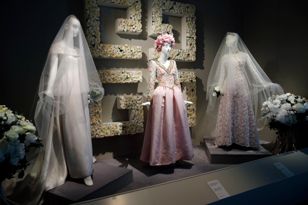 Vestidos de casamento são exibidos durante a exposição 'Hubert de Givenchy' em 'Cite de la Dentelle et de la Mode', em Calais, na França - 15/06/2017
