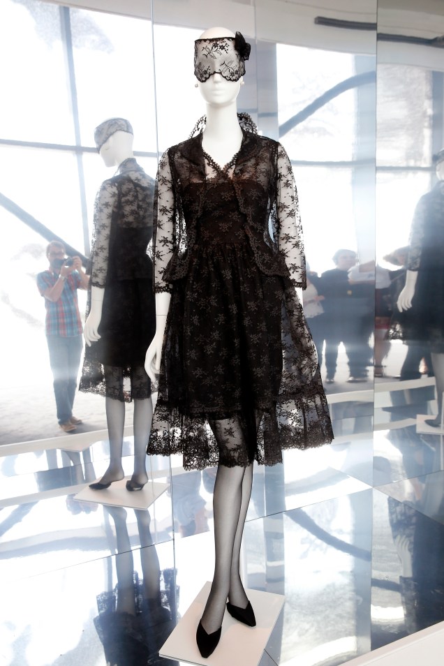 O conjunto Cocktail, formado por um vestido e um colete de Chantilly (Leavers), usado por Audrey Hepburn no filme 'Bonequinha de Luxo', é exibido durante a pré-visualização 'Hubert de Givenchy' em 'Cite de la Dentelle et de la Mode', em Calais, na França - 15/06/2017