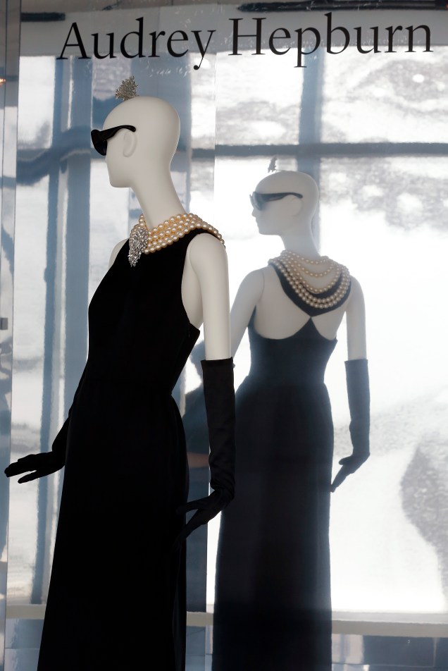 O vestido de gola noite de cetim usado por Audrey Hepburn em 'Bonequinha de Luxo' é exibido durante a pré-visualização 'Hubert de Givenchy' em 'Cite de la Dentelle et de la Mode', em Calais, na França - 15/06/2017