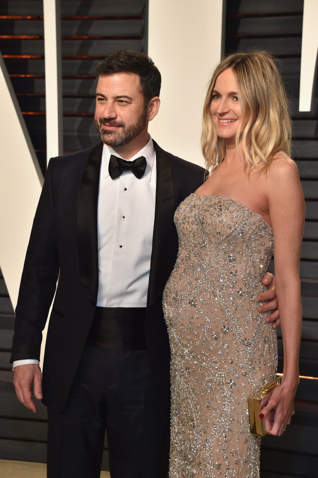 O apresentador e humorista, Jimmy Kimmel, e sua esposa, Molly McNearney, participam do Oscar de 2017 Vanity Fair, organizado por Graydon Carter no Wallis Annenberg Center for the Performing Arts, Califórnia - 26/02/2017