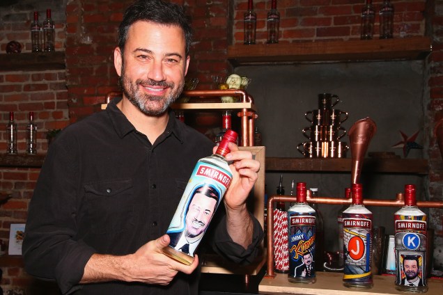 Jimmy Kimmel posa para foto com uma garrafa de vodka com seu rosto estampado, durante a apresentação de seu programa no ABC Channel, em Nova York - 14/10/2017