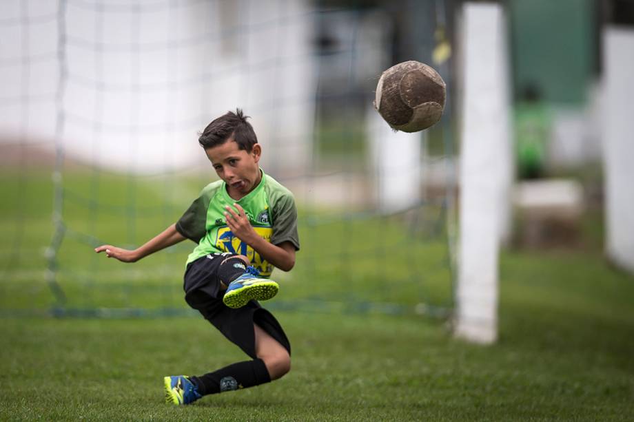 Ezequiel de 8 anos, na Escolinha de futebol do Coritiba