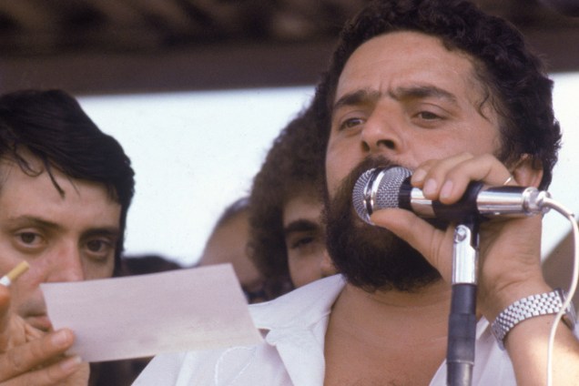 Lula faz pronunciamento em Assembleia dos Metalúrgicos do ABC, em 1979.