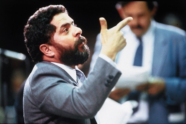 Luiz Inácio Lula da Silva, deputado federal do PT-SP, discursando durante a Assembleia Nacional Constituinte, no Congresso Nacional, em 1988.