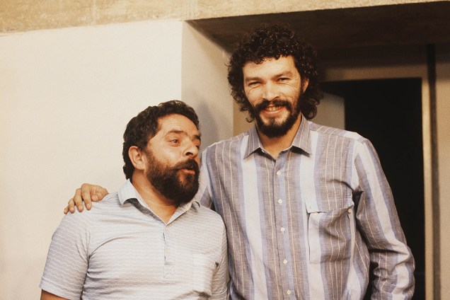 Lula posa ao lado do jogador Sócrates, um dos grandes nomes do Corinthians, seu time.