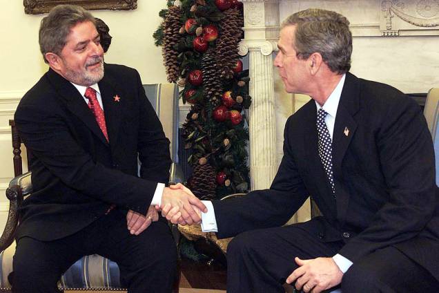 Lula, então presidente da República, cumprimenta George W. Bush, presidente dos Estados Unidos na Sala Oval da Casa Branca, em 2002.