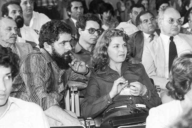 Lula e sua esposa, Marisa Letícia, assistem ao julgamento do Supremo Tribunal Militar (STM), em 1981, que anulou o processo contra ele e outros dez dirigentes sindicais. Os réus haviam sido processados pela Lei de Segurança Nacional por incitação à desobediência, na greve dos metalúrgicos no ano anterior.