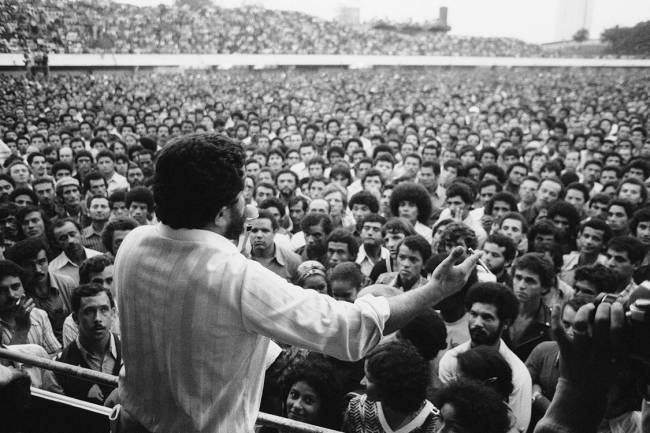 Lula, então dirigente sindical, fala a metalúrgicos em greve, no Estádio da Vila Euclides, em São Bernardo do Campo, em 1979