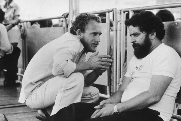 Lula conversa com Enilson Moura, líder sindical conhecido como Alemão, que comandava a greve do ABC, em 1980.