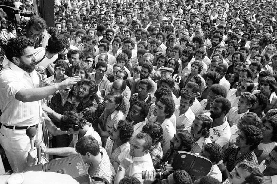 Lula discursa aos metalúrgicos em greve, no Estádio de Vila Euclides, em 1979.