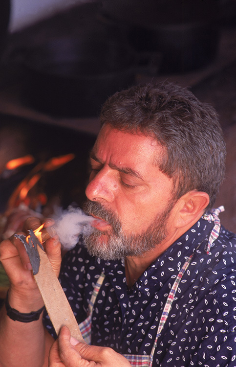 Lula, acende um charuto, ao lado do fogão de lenha, em sua residência, em 1995.