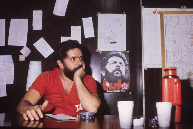 Dois anos após a criação do PT, o Tribunal Superior Eleitoral (TSE) o reconhece como partido. No mesmo ano, em 1982, Lula se candidata ao governo de São Paulo e, nessa época, incorpora o apelido "Lula" ao sobrenome, como forma de facilitar a identificação nas urnas. Com 10% dos votos, é o quarto colocado e perde a disputa para André Franco Montoro, do MDB. Dois anos após a criação do PT, o Tribunal Superior Eleitoral (TSE) o reconhece como partido. No mesmo ano, em 1982, Lula se candidata ao governo de São Paulo e, nessa época, incorpora o apelido "Lula" ao sobrenome, como forma de facilitar a identificação nas urnas. Com 10% dos votos, é o quarto colocado e perde a disputa para André Franco Montoro, do MDB.