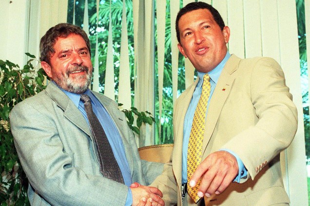 Lula cumprimenta Hugo Chávez, presidente eleito da Venezuela, em 1998.