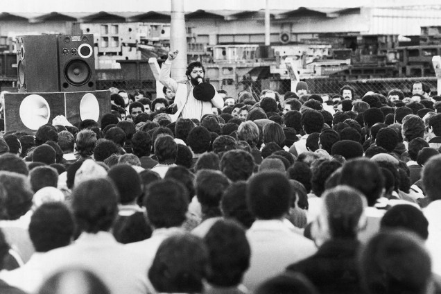 Lula discursa para funcionários da Ford, durante greve em protesto contra as demissões na montadora, em 1981.