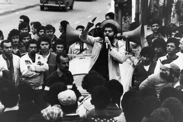 Lula discursa para funcionários da Volkswagen, durante greve em protesto contra as demissões na montadora, em 1980.