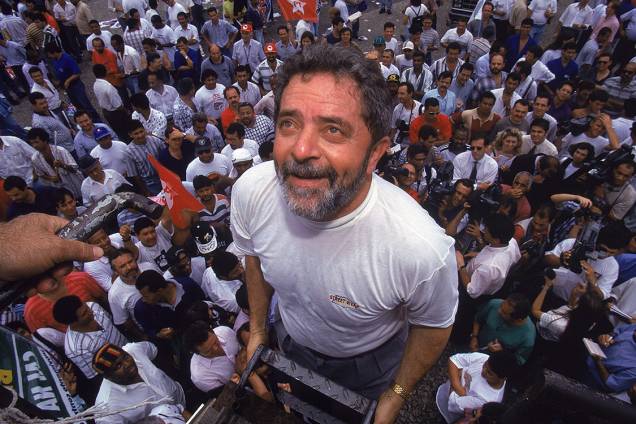 Em 1996, como presidente do PT, Lula marca presença na manifestação da Central Única dos Trabalhadores (CUT), — fundada em 1983 — e do Sindicato dos Metalúrgicos do ABC contra o desemprego e a redução dos salários dos operários.