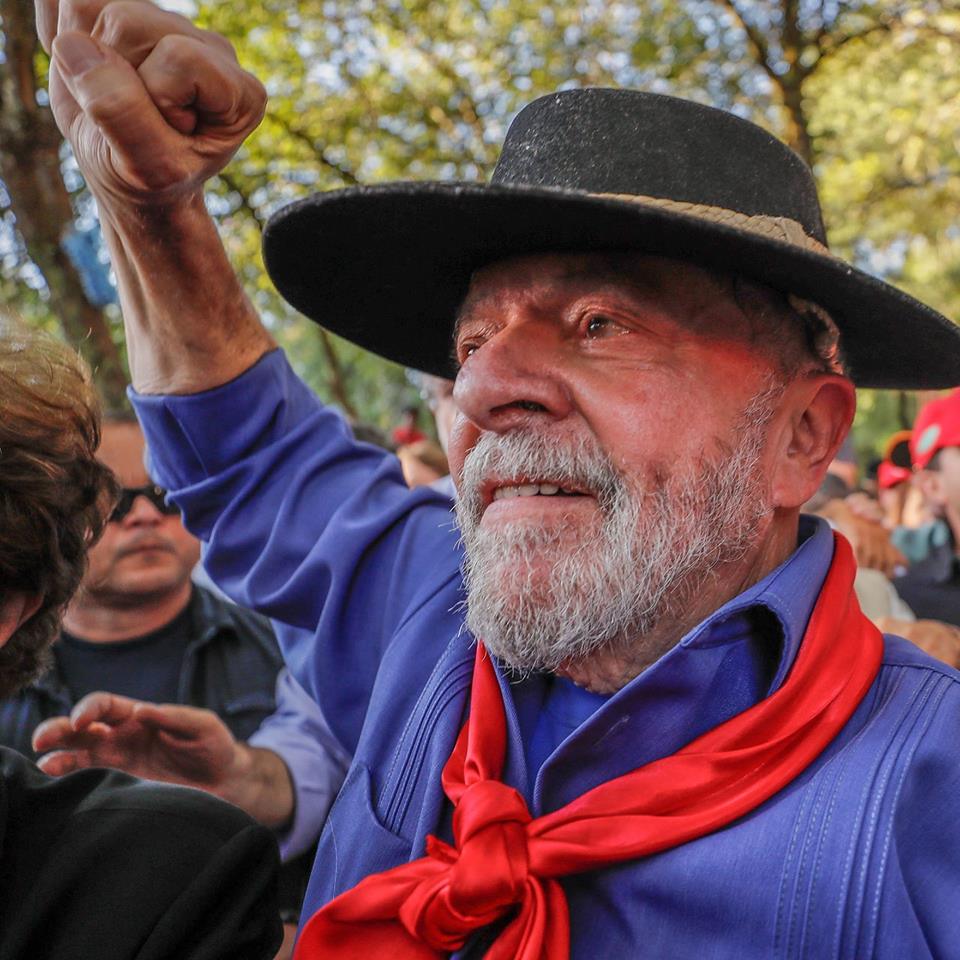 De lenço ‘maragato’, Lula visita terra de Getúlio Vargas e Jango