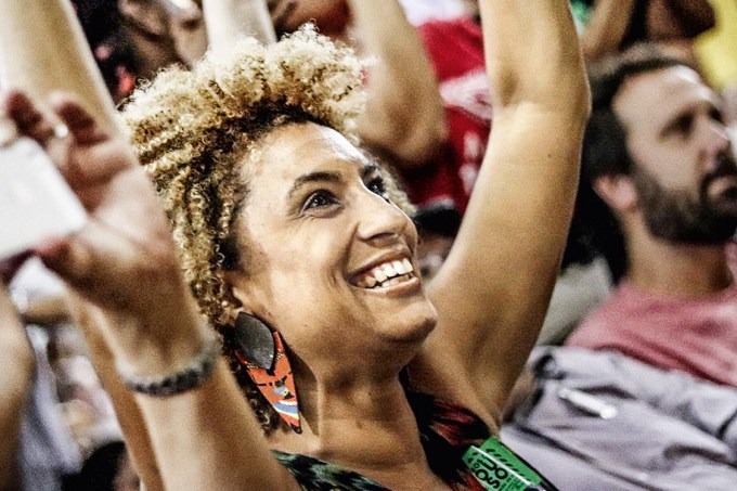 Na guerra – Marielle, cuja carreira em alta na defesa dos direitos humanos foi interrompida por quatro tiros na cabeça: um assassinato encomendado que fere a democracia brasileira
