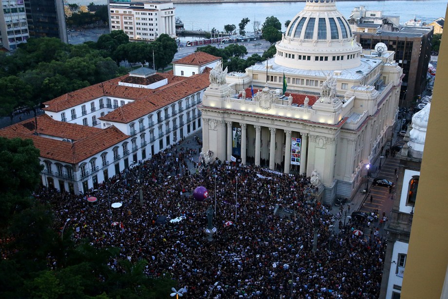 Milhares de pessoas protestam em frente a Alerj contra a morte da vereadora Marielle Franco, no Rio