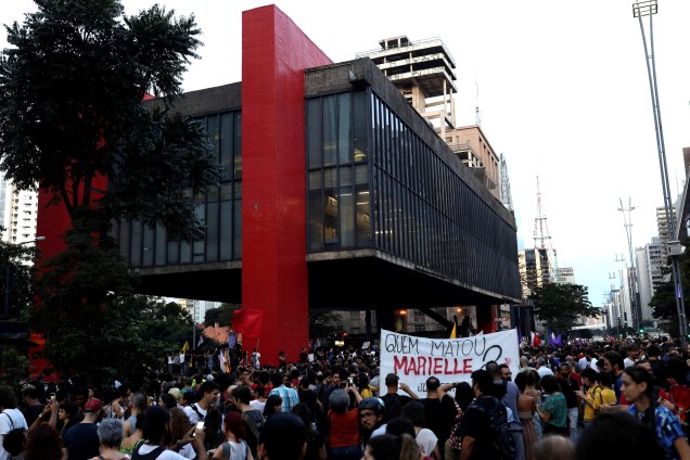 Manifestantes protestam pela morte da vereadora Marielle Franco (PSOL) e do motorista Anderson Gomes, na avenida Paulista, São Paulo - 15/03/2018