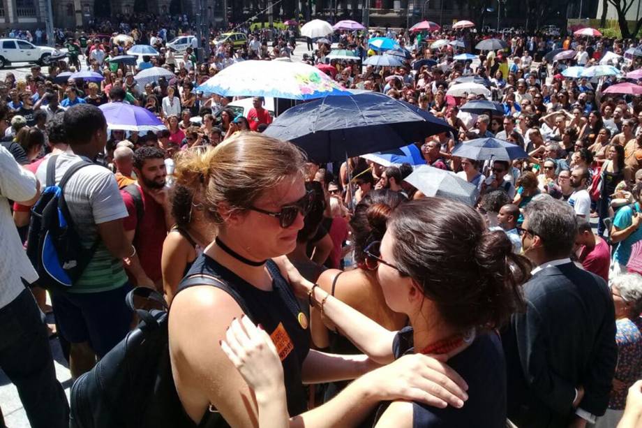 Movimentação em frente à Câmara de Vereadores do Rio de Janeiro antes do velório da vereadora Marielle Franco