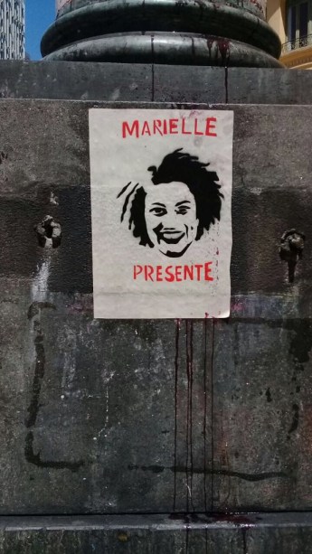 Cartaz de solidariedade ao assassinato de Marielle Franco é visto durante a movimentação em frente à Câmara de Vereadores do Rio de Janeiro, que antecede o velório da ex-vereadora - 15/03/2018