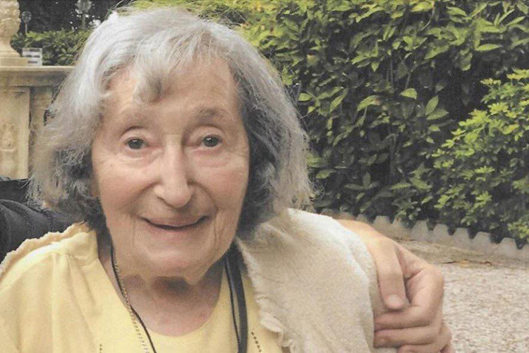 Mirelle Knoll, 85 anos, morre esfaqueada e queimada na França