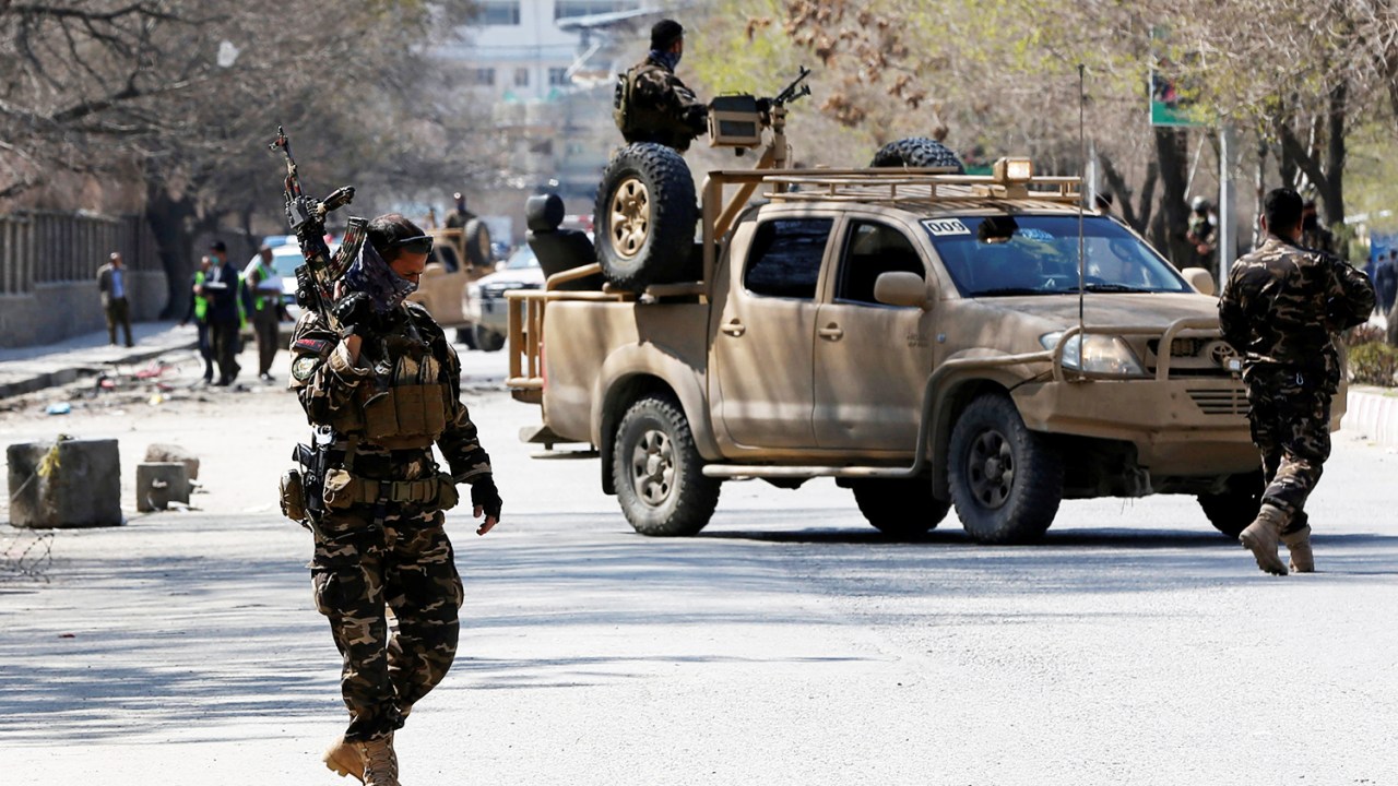 Tropas afegãs realizam patrulha após ataque suicida na capital do país, Cabul - 21/03/2018