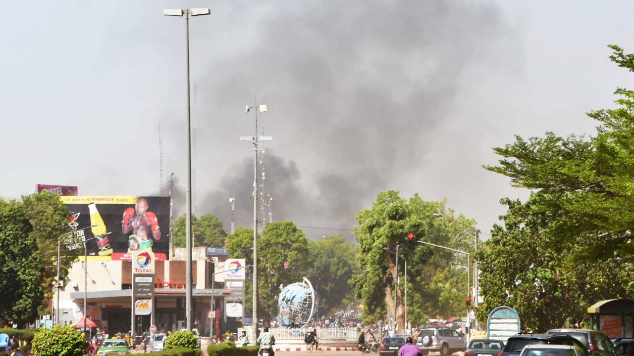 Fumaça é vista após ataque armado na cidade de Ouagadougou, em Burkina Faso - 02/03/2018
