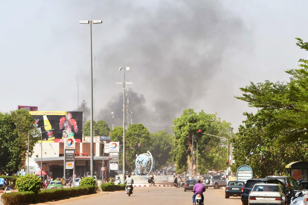 Fumaça é vista após ataque armado na cidade de Ouagadougou, em Burkina Faso - 02/03/2018