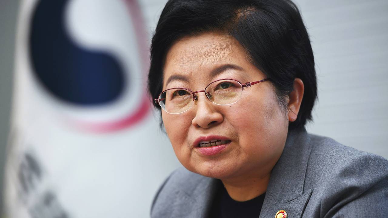 A ministra da Igualdade de Gênero e Família da Coreia do Sul, Chung Hyun-Back, concede entrevista à AFP em seu escritório, na cidade de Seul - 29/11/2017