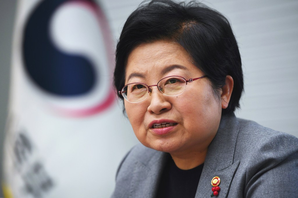 A ministra da Igualdade de Gênero e Família da Coreia do Sul, Chung Hyun-Back, concede entrevista à AFP em seu escritório, na cidade de Seul - 29/11/2017