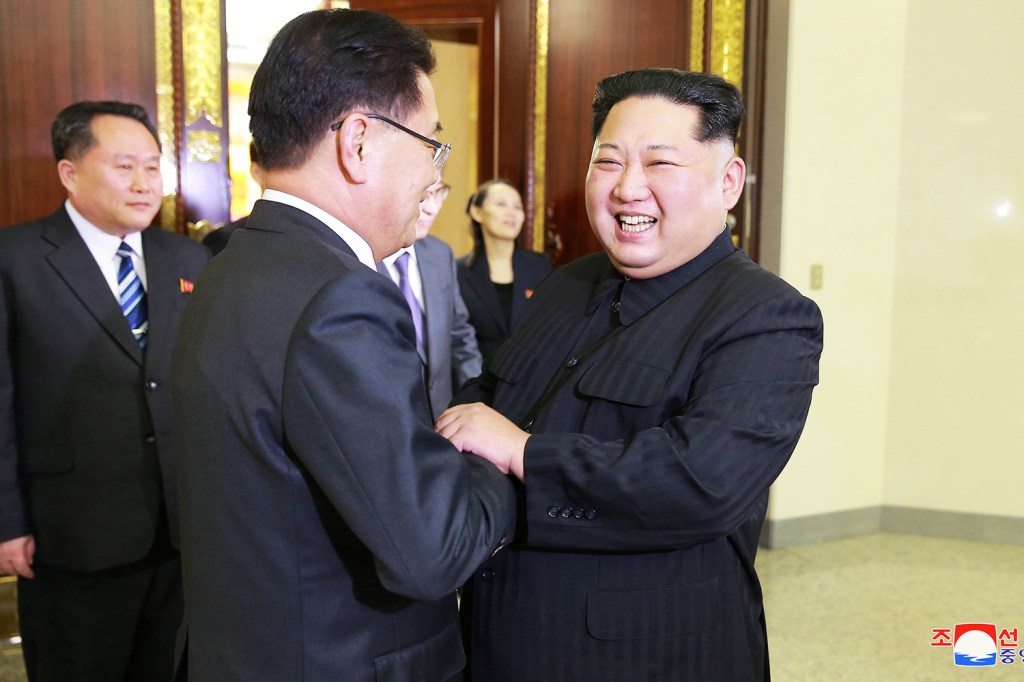 O líder norte-coreano Kim Jong-Un cumprimenta membro da delegação sul-coreana, após reunião em Pyongyang - 06/03/2018