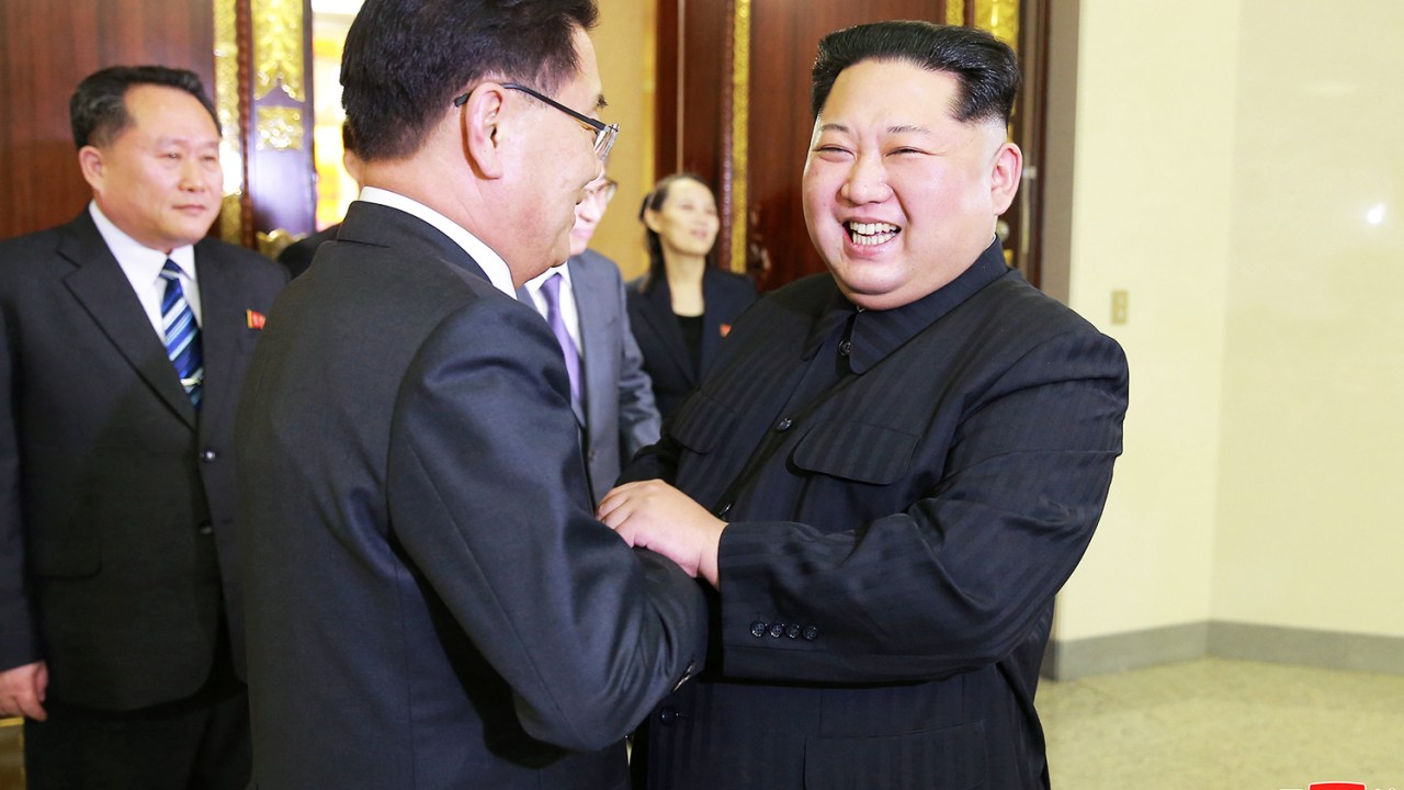 O líder norte-coreano Kim Jong-Un cumprimenta membro da delegação sul-coreana, após reunião em Pyongyang - 06/03/2018