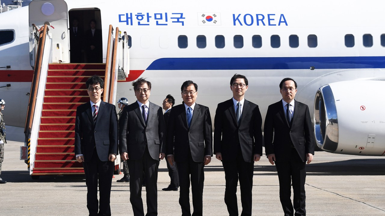 Delegação sul-coreana posa para fotos antes de embarcar em avião no aeroporto militar de Seongnam, na Coreia do Sul - 05/03/2018