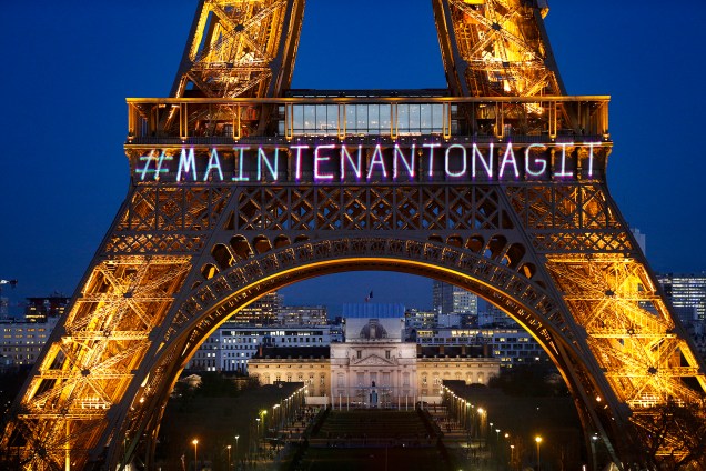 Torre Eiffel é vista com display com a hashtag #MaintenantOnAgit (Agora nós agimos), durante protestos no Dia internacional da Mulher - 07/03/2018