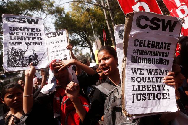 Mulheres realizam protesto em defesa dos direitos femininos, durante o Dia Internacional da Mulher, em Nova Déli, na Índia - 08/03/2018 Mulheres realizam protesto em defesa dos direitos femininos, durante o Dia Internacional da Mulher, em Nova Déli, na Índia - 08/03/2018