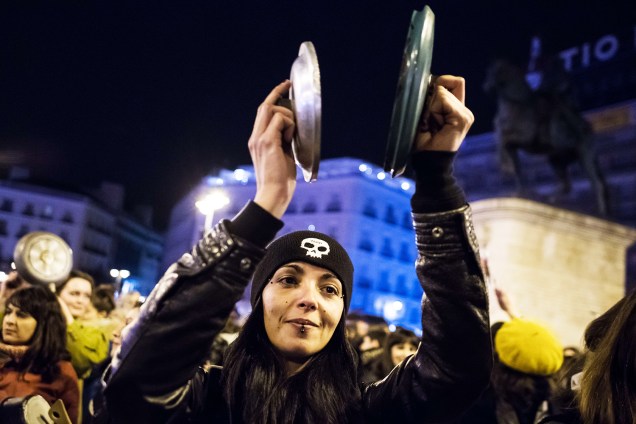 Mulheres protestam batendo panelas, durante protestos no Dia Internacional da Mulher, em Madri. na Espanha - 08/03/2018