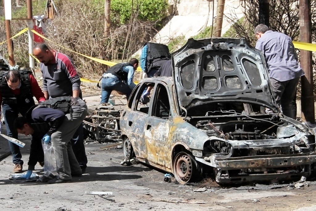 Policiais investigam explosão de carro-bomba em Alexandria, no Egito - 24/03/2018