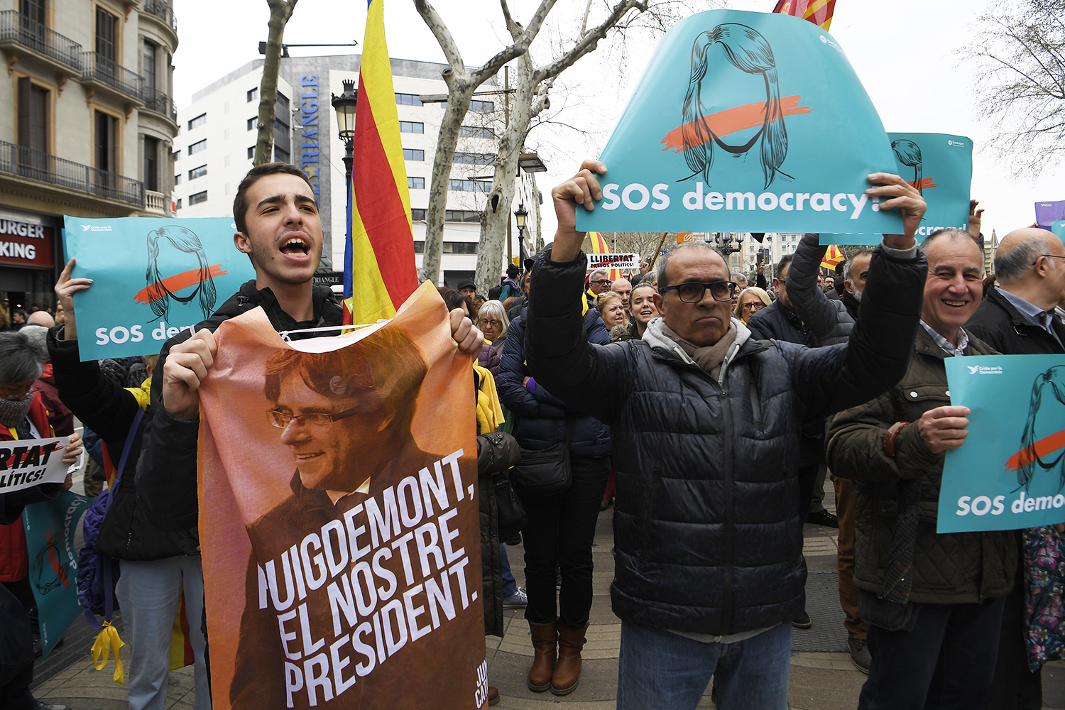 Manifestantes protestam contra a detenção do ex-presidente da Catalunha, Carles Puigdemont, em Barcelona - 25/03/2018