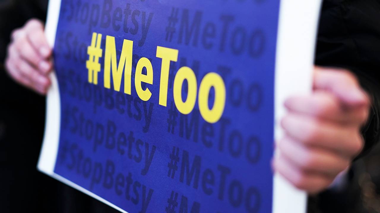 Manifestante segura cartaz pela campanha #MeToo, em Washington - 25/01/2018