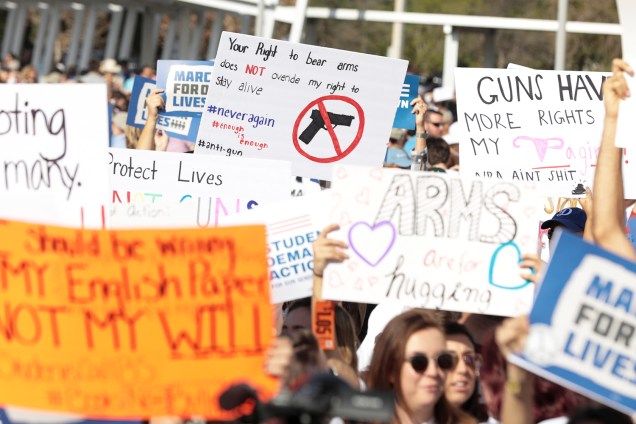 Manifestantes seguram cartaz em protesto contra armas de fogo, denominado 'March for Our Lives', realizado em Miami, no estado americano da Flórida - 24/03/2018