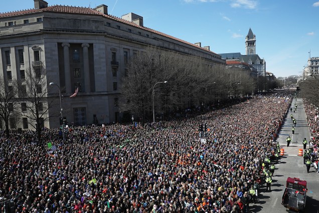 Manifestantes participam de em protesto contra armas de fogo, denominado 'March for Our Lives', em Washington - 24/03/2018
