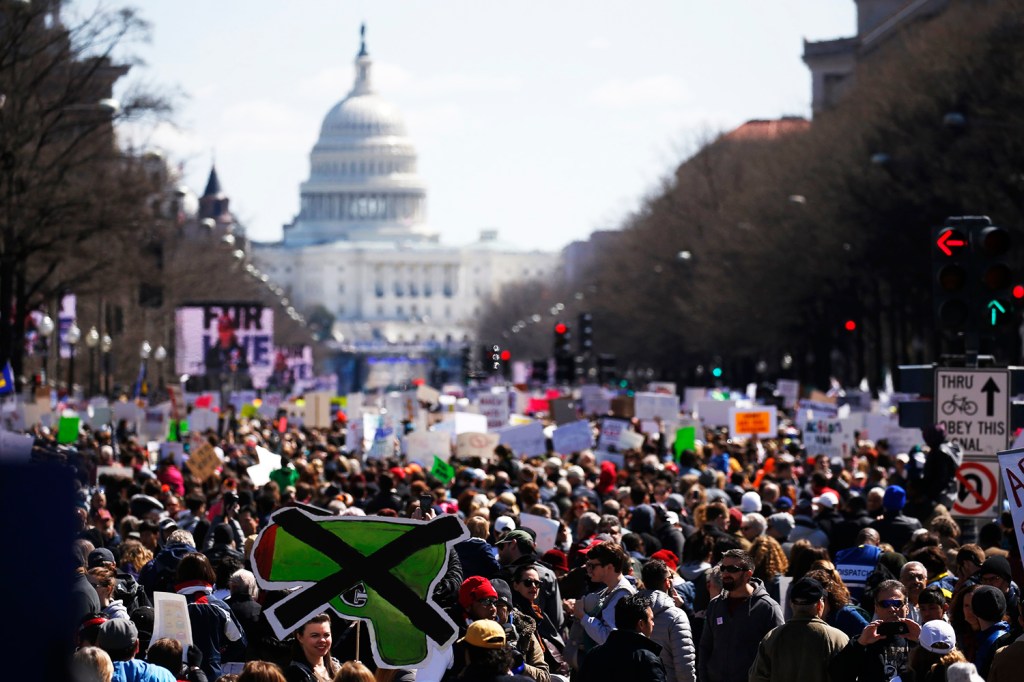 Manifestantes participam de protesto contra armas de fogo, denominado 'March for Our Lives', em Washington - 24/03/2018