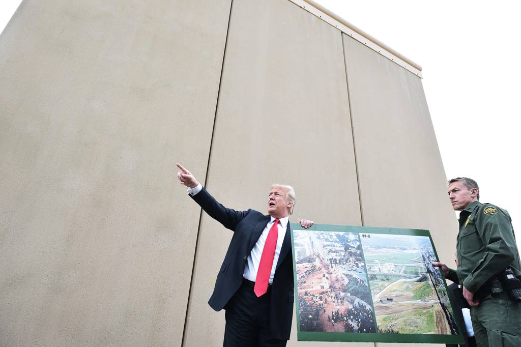 O presidente dos Estados Unidos, Donald Trump, inspeciona protótipos de muros de fronteira, em San Diego, no estado americano da Califórnia - 13/03/2018