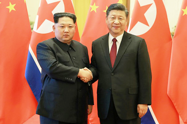 O líder norte-coreano, Kim Jong Un, cumprimenta presidente da China, Xi Jinping, em Pequim - 28/03/2018