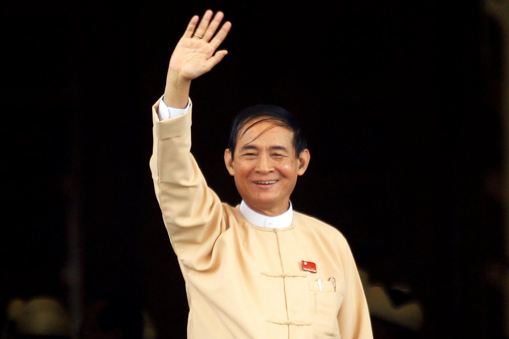 O presidente eleito de Mianmar, Win Myint, acena para eleitores em Naypyidaw - 28/03/2018