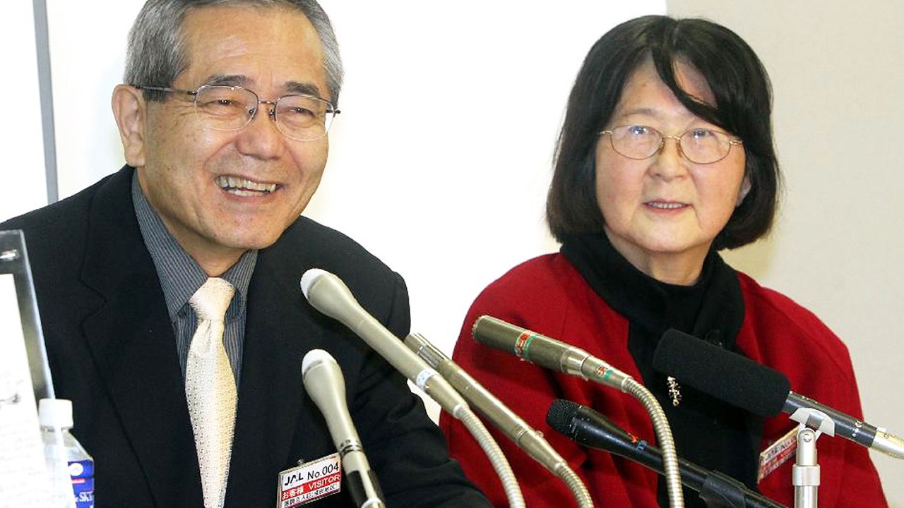 Eiichi Negishi (esq) e sua esposa Sumire Negishi durante coletiva de imprensa no Aeroporto Internacional de Narita, no Japão - 31/10/2010
